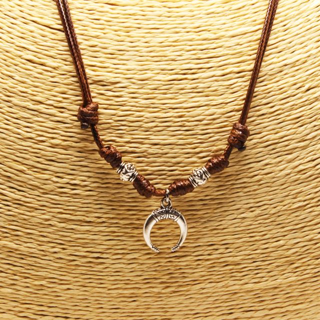 Collar marrón artesanal con colgante de luna