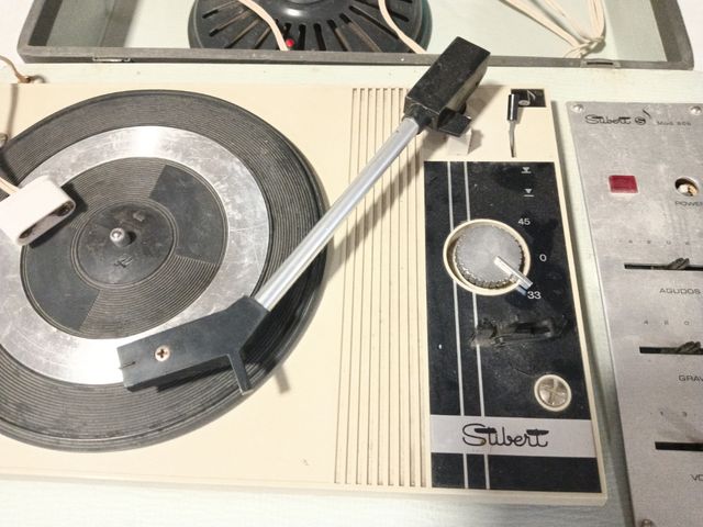 Tocadiscos Silvertone Portátil -(para reparar)