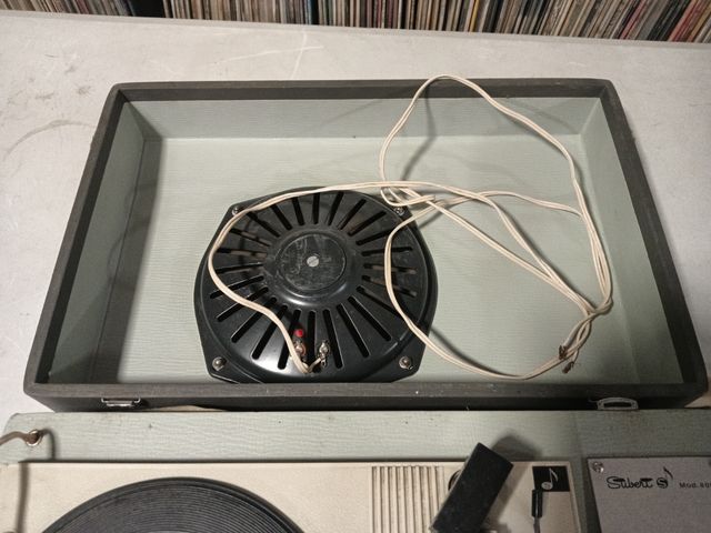 Tocadiscos Silvertone Portátil -(para reparar)