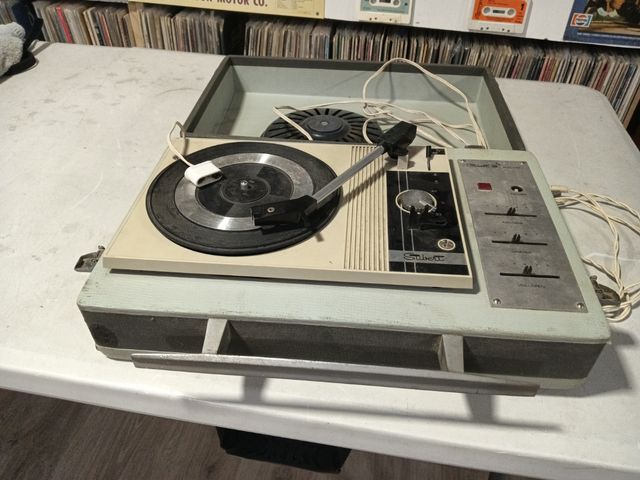 Tocadiscos Silvertone Portátil -(para reparar)