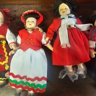 4 Bambole in porcellana in costume tradizionale