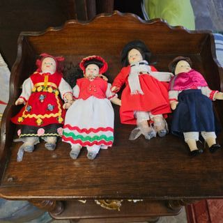 4 Bambole in porcellana in costume tradizionale