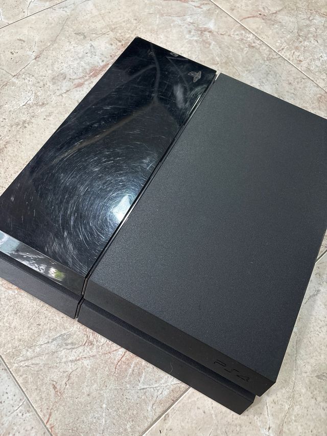 PS4 (PlayStation 4) negra
1 mando
Sin juegos