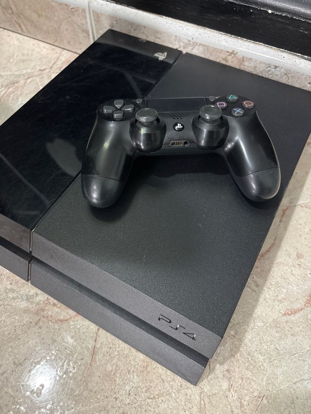 PS4 (PlayStation 4) negra
1 mando
Sin juegos