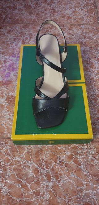Sandalias negras mujer tacón bajo