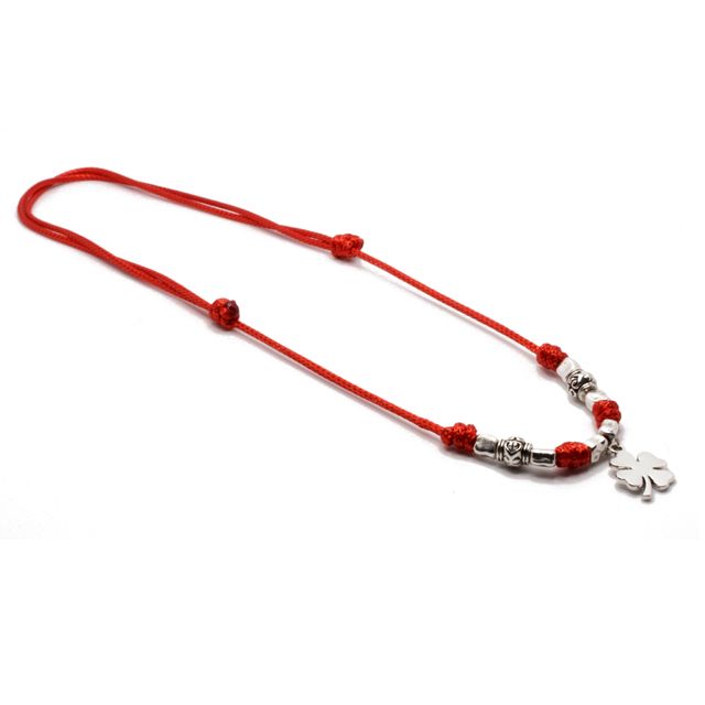 Collar rojo con trébol y cuentas metálicas