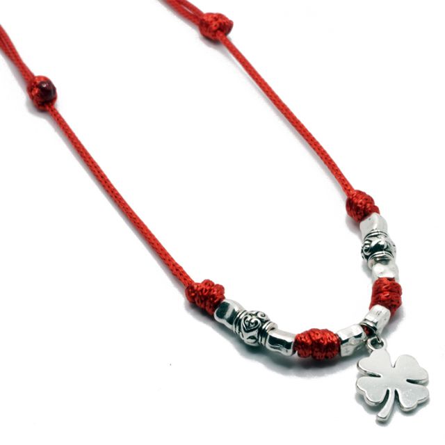 Collar rojo con trébol y cuentas metálicas