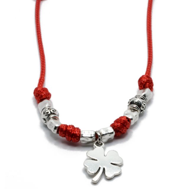 Collar rojo con trébol y cuentas metálicas