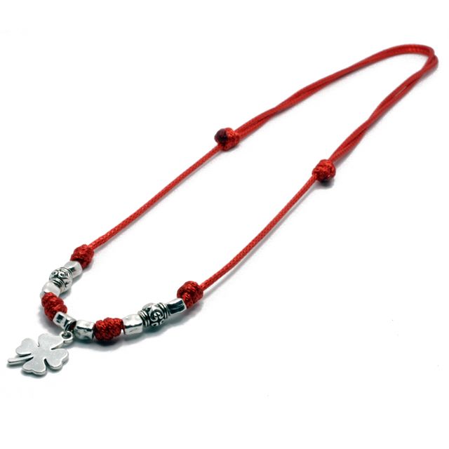 Collar rojo con trébol y cuentas metálicas