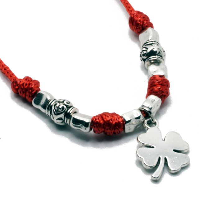 Collar rojo con trébol y cuentas metálicas