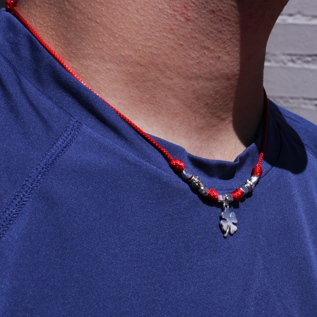 Collar rojo con trébol y cuentas metálicas
