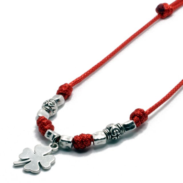 Collar rojo con trébol y cuentas metálicas