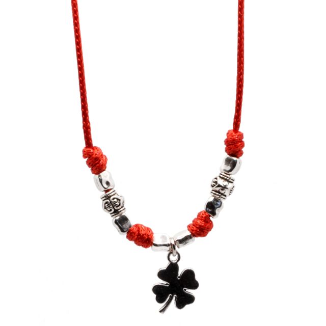 Collar rojo con trébol y cuentas metálicas