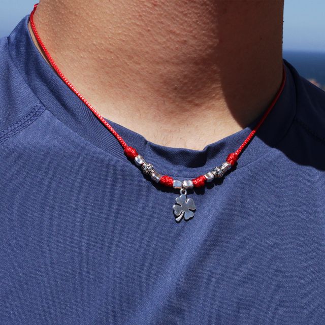 Collar rojo con trébol y cuentas metálicas