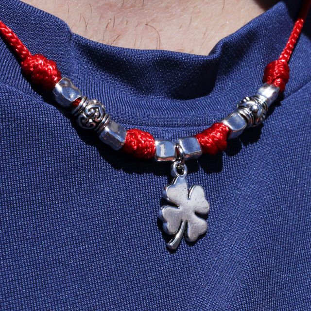 Collar rojo con trébol y cuentas metálicas
