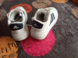 Zapatillas Adidas blancas y negras