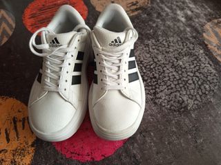 Zapatillas Adidas blancas y negras