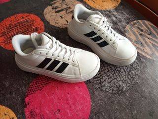 Zapatillas Adidas blancas y negras
