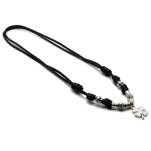 Collar negro con trébol y cuentas metálicas