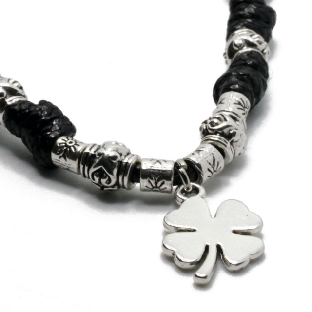 Collar negro con trébol y cuentas metálicas
