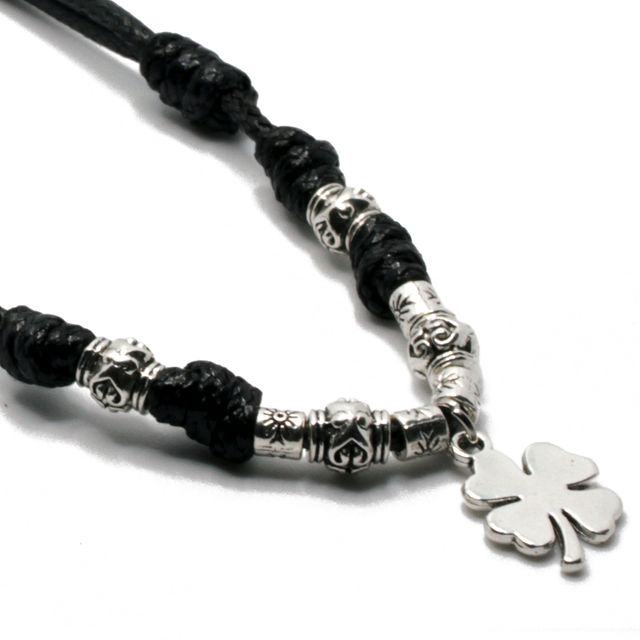 Collar negro con trébol y cuentas metálicas
