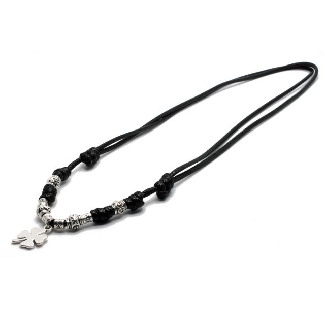 Collar negro con trébol y cuentas metálicas