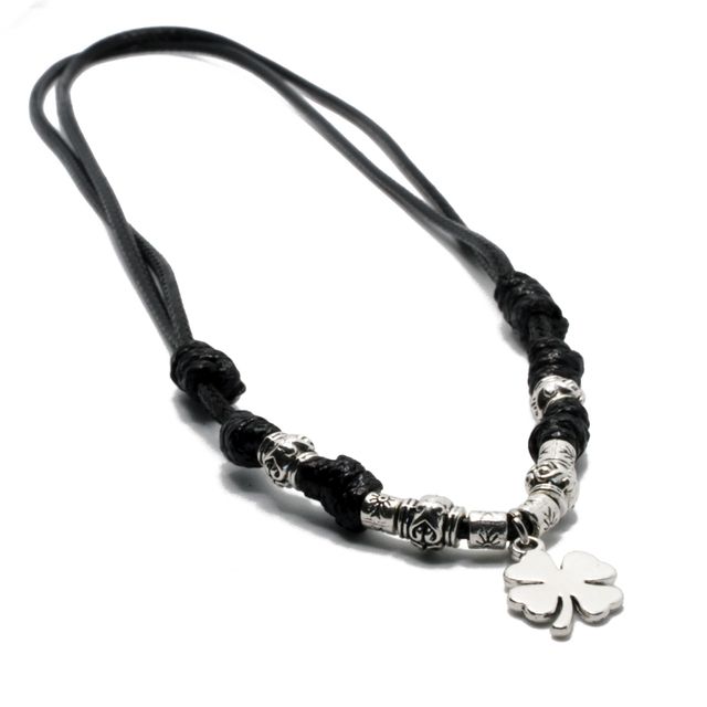 Collar negro con trébol y cuentas metálicas