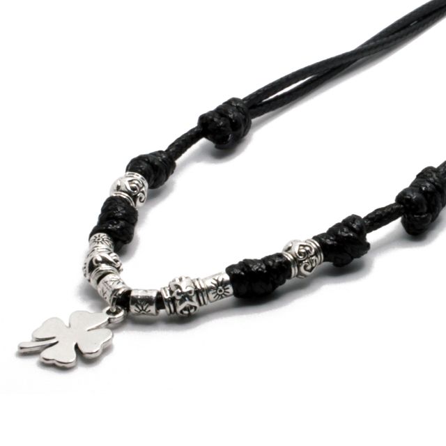 Collar negro con trébol y cuentas metálicas