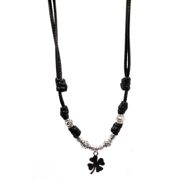 Collar negro con trébol y cuentas metálicas