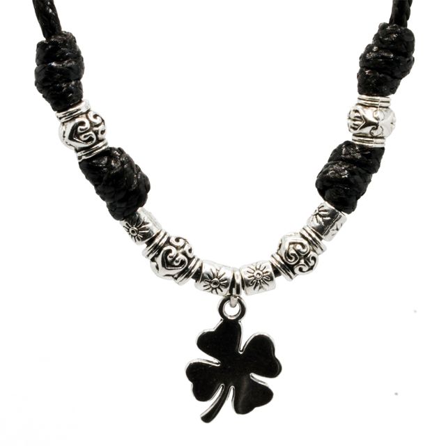 Collar negro con trébol y cuentas metálicas