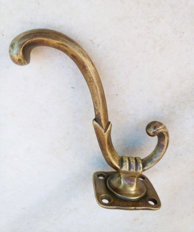 Percha antigua de bronce.