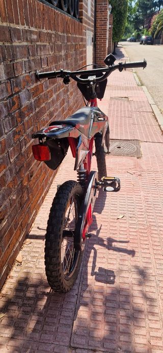 Bicicleta de niño estilo motocross