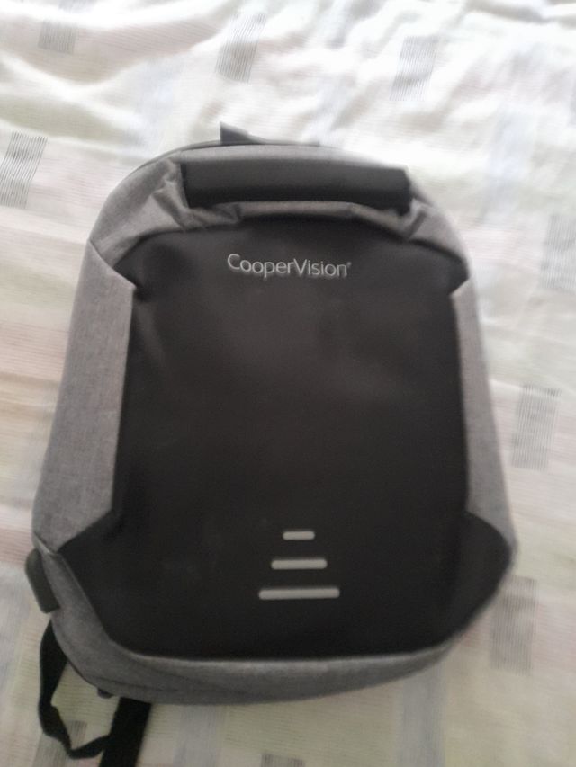 Mochila CooperVision gris y negra