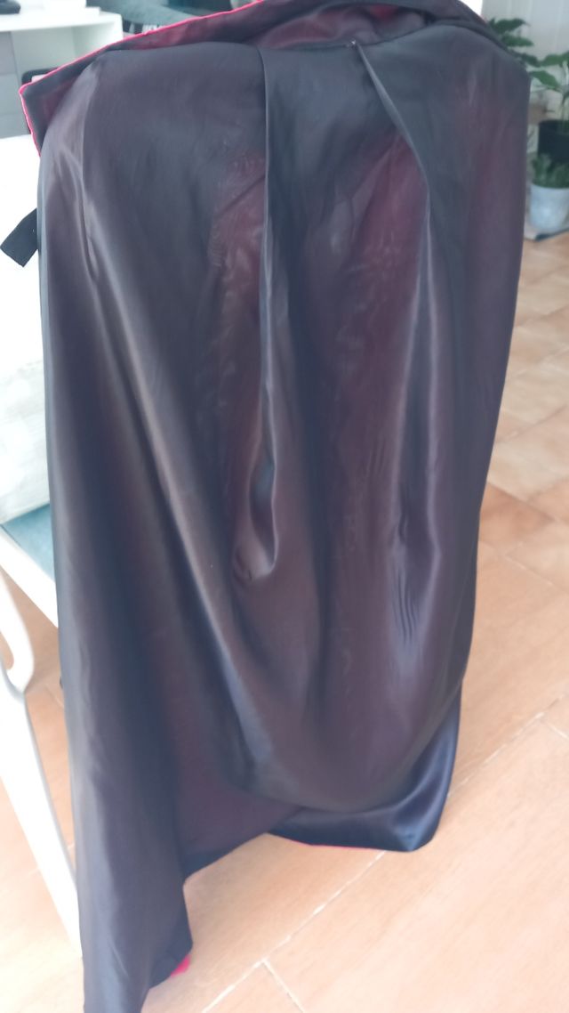 Capa roja y negra disfraz