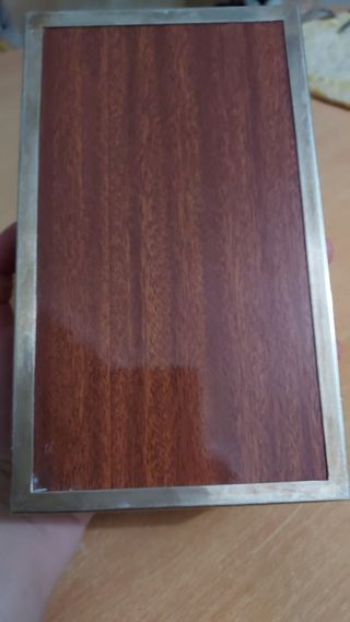 Caja metálica plateada vintage