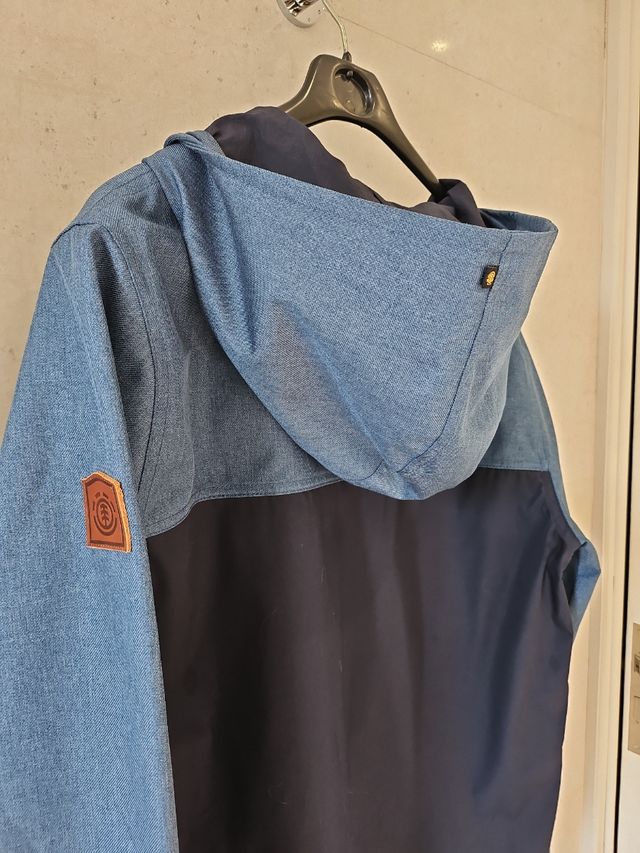 Chaqueta impermeable Element azul denim y marino -