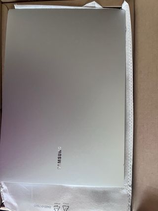 SAMSUNG Galaxy Book 2Go - Portátil Gris
