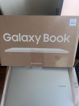SAMSUNG Galaxy Book 2Go - Portátil Gris