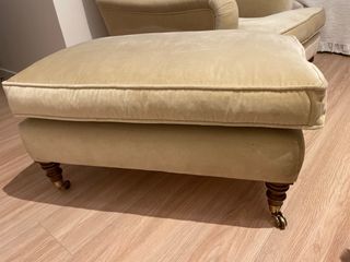 Chaiselonge beige aterciopelada