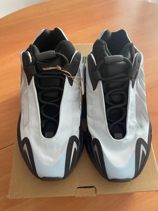 Adidas Yeezy 700 MNVN - Talla 40
