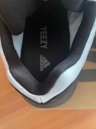 Adidas Yeezy 700 MNVN - Talla 40