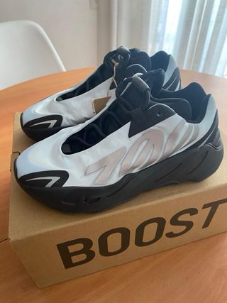 Adidas Yeezy 700 MNVN - Talla 40