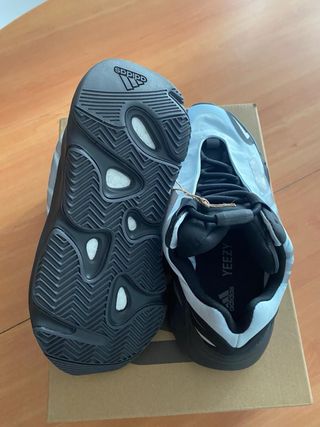 Adidas Yeezy 700 MNVN - Talla 40