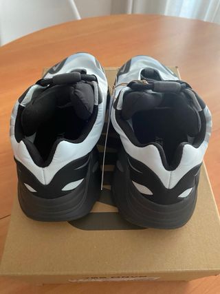 Adidas Yeezy 700 MNVN - Talla 40