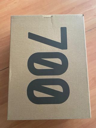 Adidas Yeezy 700 MNVN - Talla 40