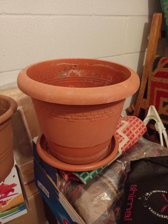 2 macetas marrones de plástico.30cm diámetro