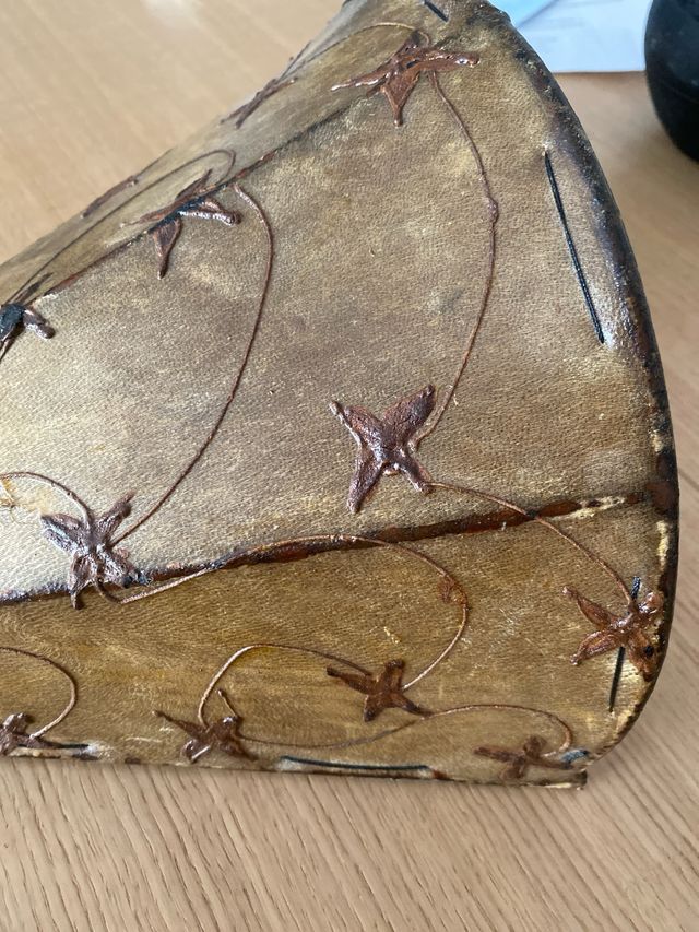 Tulipa decorativa piel marrón