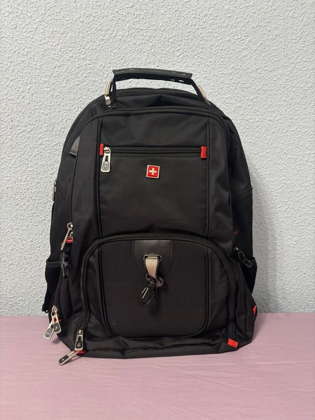 Mochila negra multifuncional