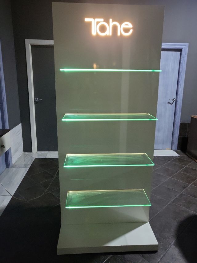 Estante expositor Tahe con luz LED disponemos de 2