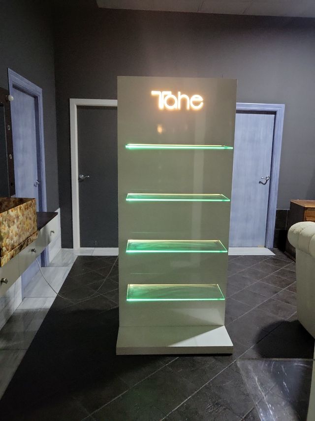 Estante expositor Tahe con luz LED disponemos de 2